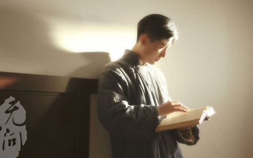 只問敢勇，無問西東